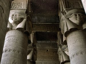 エジプト古代美術：女神ハトホルの表現で装飾された柱のあるハイポスティルルームの部分図。エジプト、デンデラのハトホル神殿 作： Egyptian Ptolemaic Period