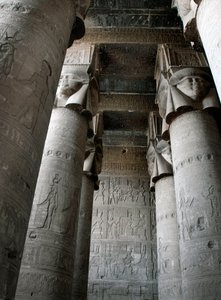 エジプト古代美術：女神ハトホルの表現で装飾された柱のあるハイポスティルルームの部分図。エジプト、デンデラのハトホル神殿 作： Egyptian Ptolemaic Period