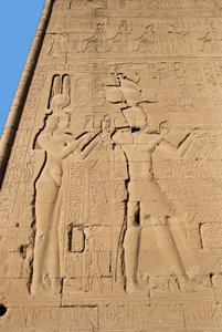 エジプトのアンティーク：女神ハトホルに捧げられた神殿の後ろの壁に描かれた、クレオパトルとセザリオンを表すレリーフ。エジプト、デンデラ（Denderah 作： Egyptian Ptolemaic Period