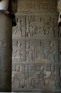 エジプトの古代遺跡：エジプト、デンデラのハトホル神殿の仮説室内のレリーフ 作： Egyptian Ptolemaic Period