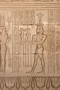 エジプトの古代遺物：女神に捧げる供物を運ぶ男性の表現（エジプト、デンデラのハトホル神殿