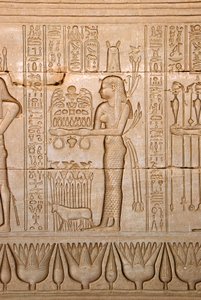 古代エジプト人：女神に供物を捧げる女性の表現（エジプト、デンデラのハトホル神殿） - エジプト文明：女神ハトホルに供物を捧げる女性 - ハトホル神殿（またはテンティラ神殿）の壁に彫られた図 i 作： Egyptian Ptolemaic Period