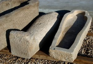 エジプトの古代遺跡：ハトホル神殿の中庭に置かれた石棺（エジプト、デンデラ）。