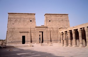 エジプトのアンティーク：紀元前237年から57年にかけて建設された神格化されたホルスに捧げられたエドフ神殿（Edfu）の入り口の様子。エジプト 作： Egyptian Ptolemaic Period