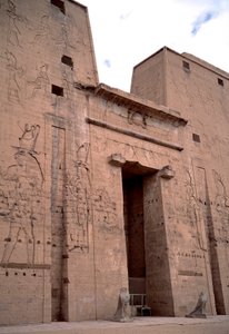 エジプトのアンティーク：紀元前237年から57年にかけて建設された神格化されたホルスに捧げられたエドフ神殿（Edfu）の入り口の様子。エジプト 作： Egyptian Ptolemaic Period