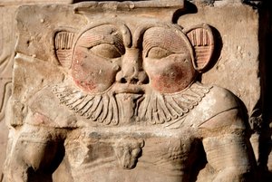 エジプトの古代：神ベス。女神ハトホルに捧げられた寺院の低いレリーフの詳細。デンデラ神殿