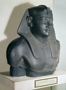 プトレマイオス1世のエジプト風の像の断片、紀元前305-283年（玄武岩）