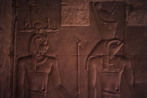 プトレマイオス12世（紀元前112～51年頃）とホルスを描いたレリーフ（石材） 作： Egyptian Ptolemaic Period