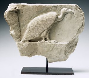 ハゲタカとコブラ（石灰岩）を描いたレリーフ 作： Egyptian Ptolemaic Period