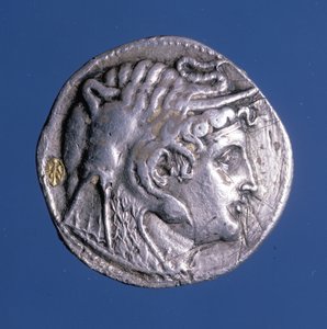 エジプト王プトレマイオス1世ソテル（紀元前367年〜紀元前283年）の肖像をあしらった銀貨。