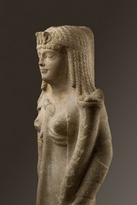プトレマイオスの女王、おそらくクレオパトラ7世、紀元前200〜30年の像（ドロミティック石灰岩） 作： Egyptian Ptolemaic Period