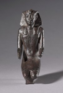 ひざまずく王の小像、グレコローマン時代、紀元前304〜30年 作： Egyptian Ptolemaic Period