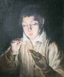 残り火を吹く少年