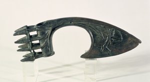 射手を描いた斧の刃、イラン、ロレスタンの可能性あり、紀元前2世紀後半から1世紀前半（銅製） 作： Elamite