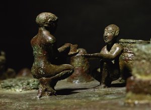 昇る太陽への儀式「シット・シムシ」を描いた小群像のうち、伏せた人物たち エラム語時代、イラン南西部スーサ出土、前1150年頃（ブロンズ