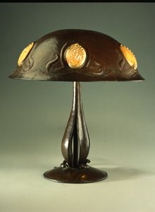 テーブルランプ、1910年頃（銅・真珠・アワビ貝 作： Elizabeth Eaton Burton
