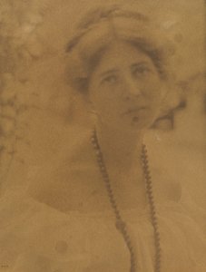 ジュリア・ホール・マッキューンの肖像 1882-1971年、c。 1898年。 作： Ema Spencer