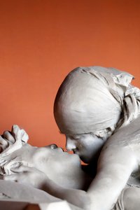 モニュメント・セメタリー。墓石に書かれた「接吻」。ミラノ。イタリア。 作： Emilio Quadrelli