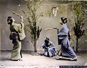 羽根つきをする日本の少女たち、1900年頃（カラー写真） 作： Emma Roberts