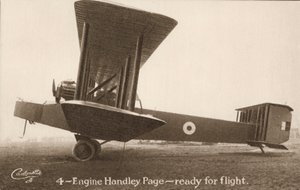 飛行準備が整った4エンジン・ハンドリーページ機（モノクロ写真 作： English Photographer