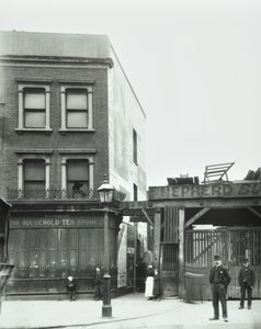68 Bermondsey New Road：正面図、ロンドン、1898 作： English Photographer