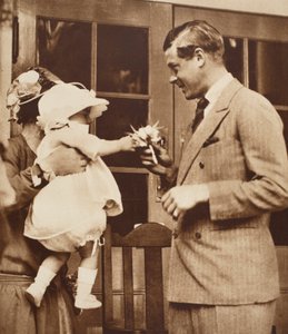 子供がエドワード8世に手渡すエナムビレッジセンターでのブーケ1926 作： English Photographer