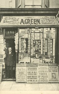 タバコ屋、新聞販売店、文房具店のAグリーン氏 作： English Photographer