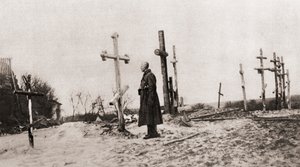 第一次世界大戦中に武装した同志の墓にいるロシアの兵士、イラストレイテッドウォーニュース、1915年 作： English Photographer