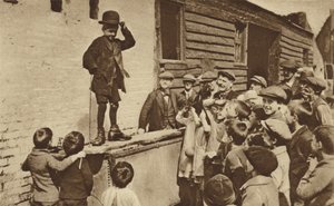 チャーリー・チャップリンの真似をするイーストエンドの新進ユーモリスト（モノクロ写真） 作： English Photographer