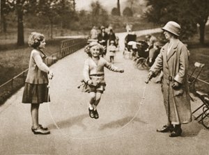 ワンダフルロンドンのハイドパークまたはケンジントンガーデンをスキップしている女の子が1926-27年に公開（グラビア）