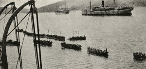 「大戦争：歴史」、ボリュームIII、1916年から、ガリポリキャンペーン中に岸に向けてトランスポートを去る上陸部隊 作： English Photographer