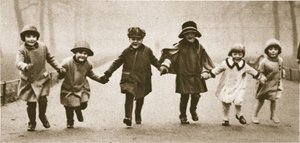 ワンダフルロンドンのハイドパークで走っている身なりのよい子供たちの行が1926-27年に公開（グラビア） 作： English Photographer