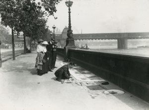 堤防上の舗装アーティスト 作： English Photographer