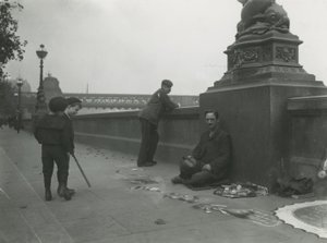 堤防上の舗装アーティスト 作： English Photographer
