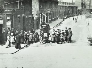 ロンドン、プットニーのストリートオルガニスト、1886年 作： English Photographer