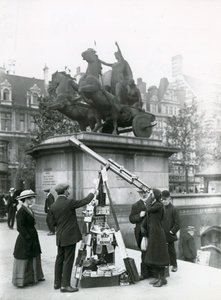 ボアディシア像の堤防にあるビッグベンを見る望遠鏡 作： English Photographer