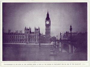 1939年11月8日に公開されたThe Illustrated War Newsからの停電中のハンタームーンの光線の中の議会とビッグベンの国会議事堂の眺め 作： English Photographer
