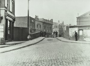 1895年に白い馬がロードスウェルロードをオールドビクトリーブリッジに向かって走っています。 作： English Photographer