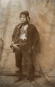 清掃員に扮した俳優（モノクロ写真） 作： English Photographer