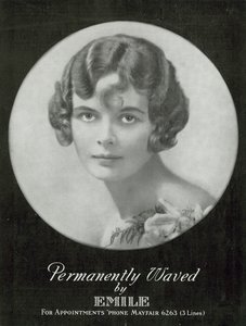 ロンドンのメイフェアにある「Permanently Waved by Emile」の広告（モノクロ写真 作： English Photographer
