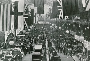 農業ホールでの自動車展 作： English Photographer