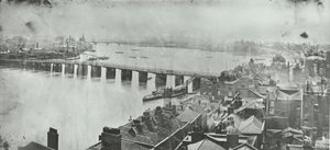 バタシーブリッジ：チェルシーチャーチタワーからの眺め、1875 作： English Photographer