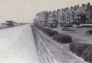 ビーチ、マンション（モノクロ写真 作： English Photographer