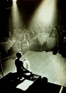 カフェドパリで注目を集める1920年代のレビューアーティスト、ベアトリスリリー