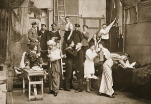 舞台裏：イギリスのドイツ人囚人からのアマチュア劇場、ハンドフォース、イラストの準備（グラビア） 作： English Photographer