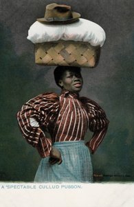 帽子をかぶったリネンのバスケットを頭に乗せた黒人の女の子（写真 作： English Photographer