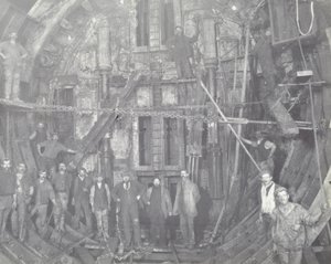 ブラックウォールトンネル：1894年に労働者のグループがエアロックに立ちました 作： English Photographer