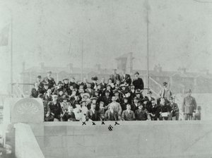 ブラックウォールトンネル：オープニングセレモニーに集まった群衆、1897年 作： English Photographer