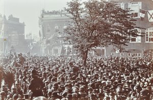 ブラックウォールトンネル：開会式での群衆、1897 作： English Photographer