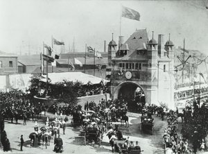 ブラックウォールトンネル：馬車がトンネルの入り口の儀式用の開口部を通過、1897年 作： English Photographer